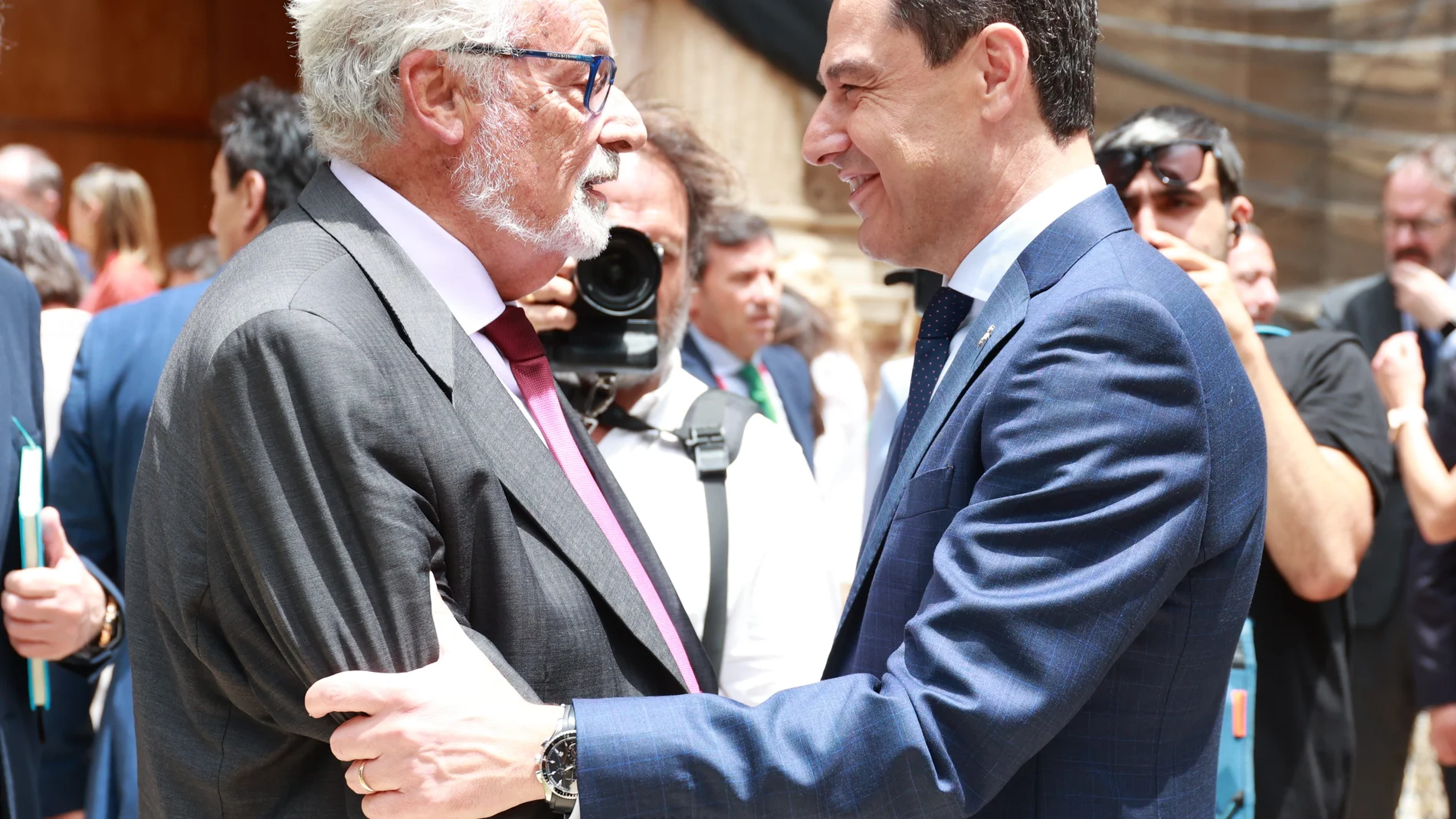 Juanma Moreno, junto al defensor del pueblo andaluz, Jesús Maeztu, durante un pleno parlamentario