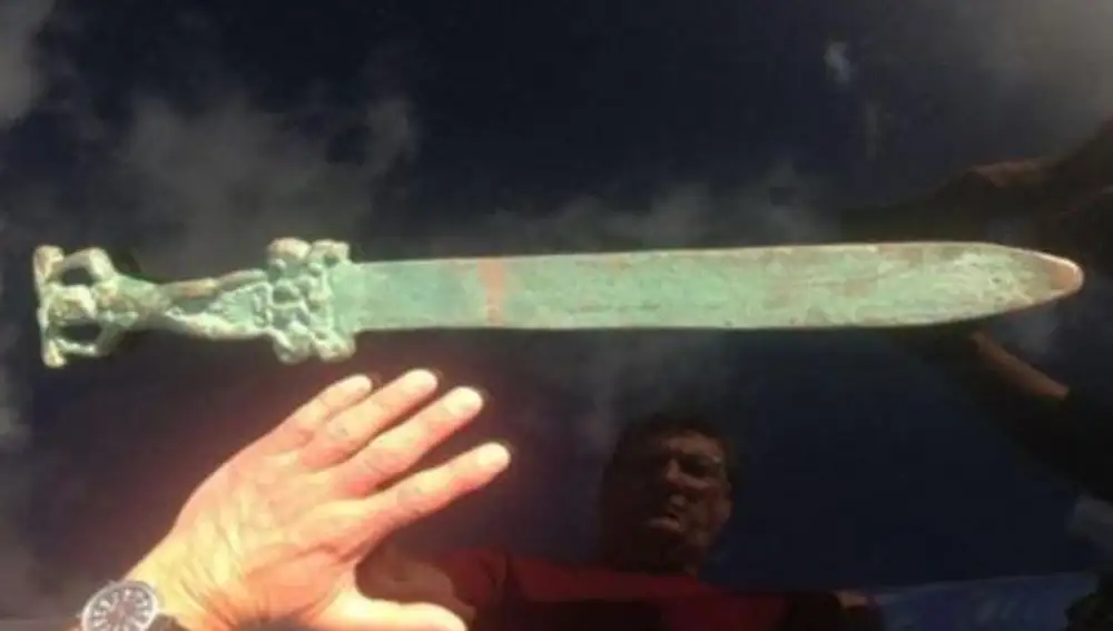 Pulitzer frente a la espada romana hallada en Oak Island