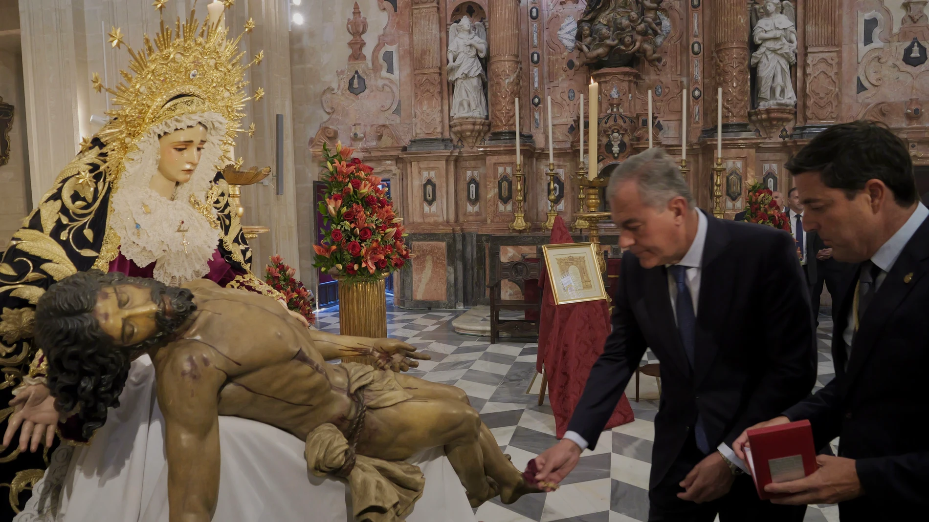 El alcalde de Sevilla impone a la Piedad del Baratillo la Medalla de la Ciudad