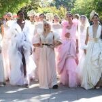 La Feria de Libros de la Cuesta de Moyano de Madrid acoge el desfile de la última colección de novia de la diseñadora leonesa María Lafuente