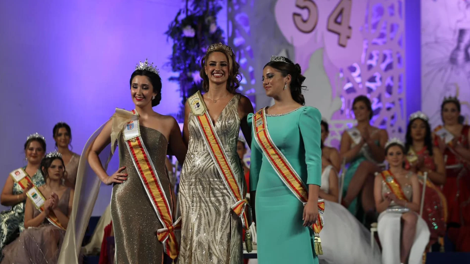 En el medio, la Reina de la Mancha 2024, Claudia Arquero Pérez, a ambos lados la primera Dama de Honor, Nazaret Márquez Martínez y la segunda Dama de Honor, Rocío Suárez Alcón