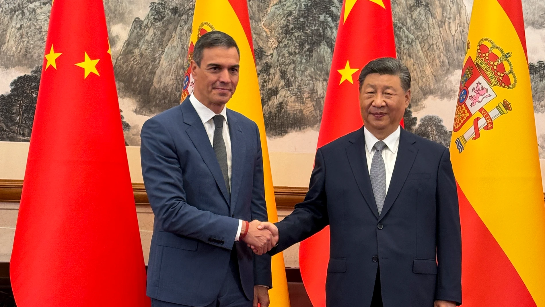 PEKÍN, 09/09/2024.- El presidente del Gobierno, Pedro Sánchez (i), se ha reunido con el presidente de la República Popular de China, Xi Jinping (d), a quien ha trasladado el deseo de continuar profundizando en las relaciones bilaterales sobre la base del respeto y el reconocimiento mutuo. Sánchez visitará China hasta el 11 de septiembre de 2024 con el objetivo de «mantener el impulso político de la relación bilateral, fortalecer las relaciones económicas y comerciales y apoyar la cultura, la ...