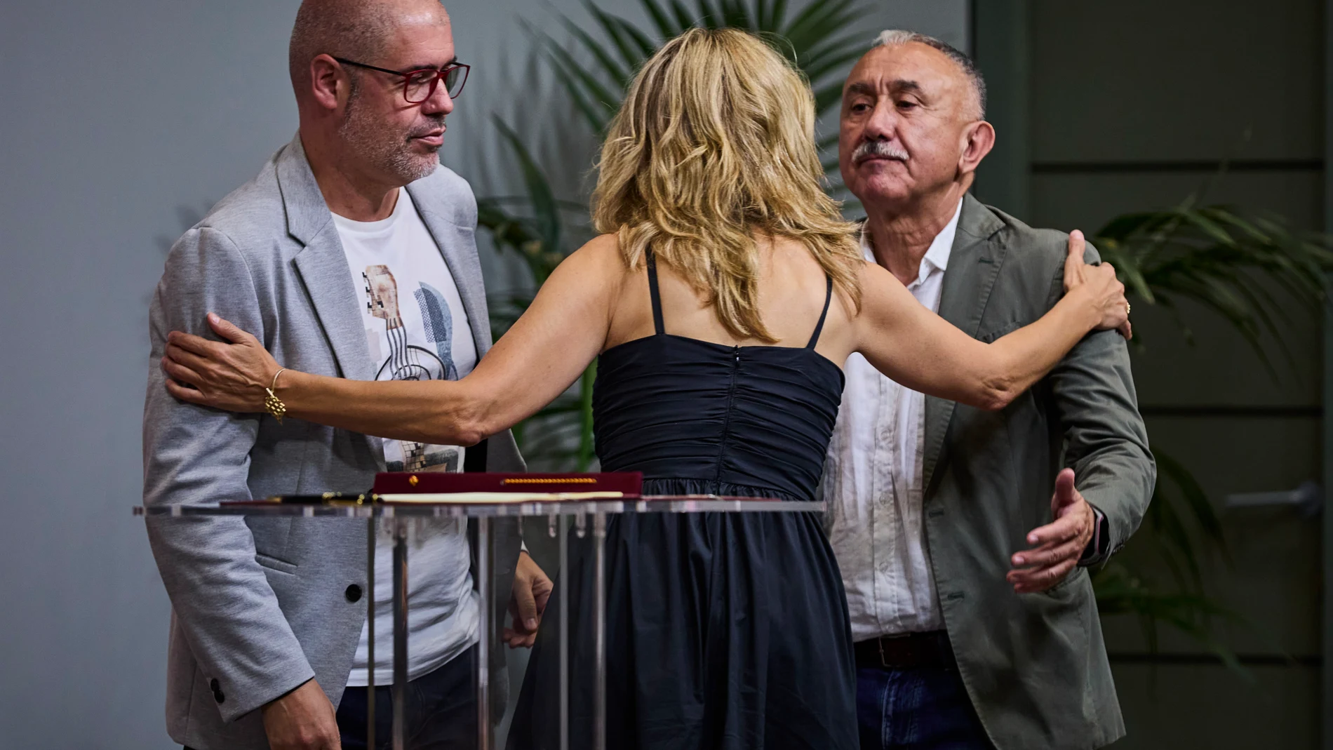 El secretario general del sindicato CCOO, Unai Sordo; la vicepresidenta segunda del Gobierno y ministra de Trabajo y Economía Social, Yolanda Díaz y el secretario general de UGT, Pepe Álvarez