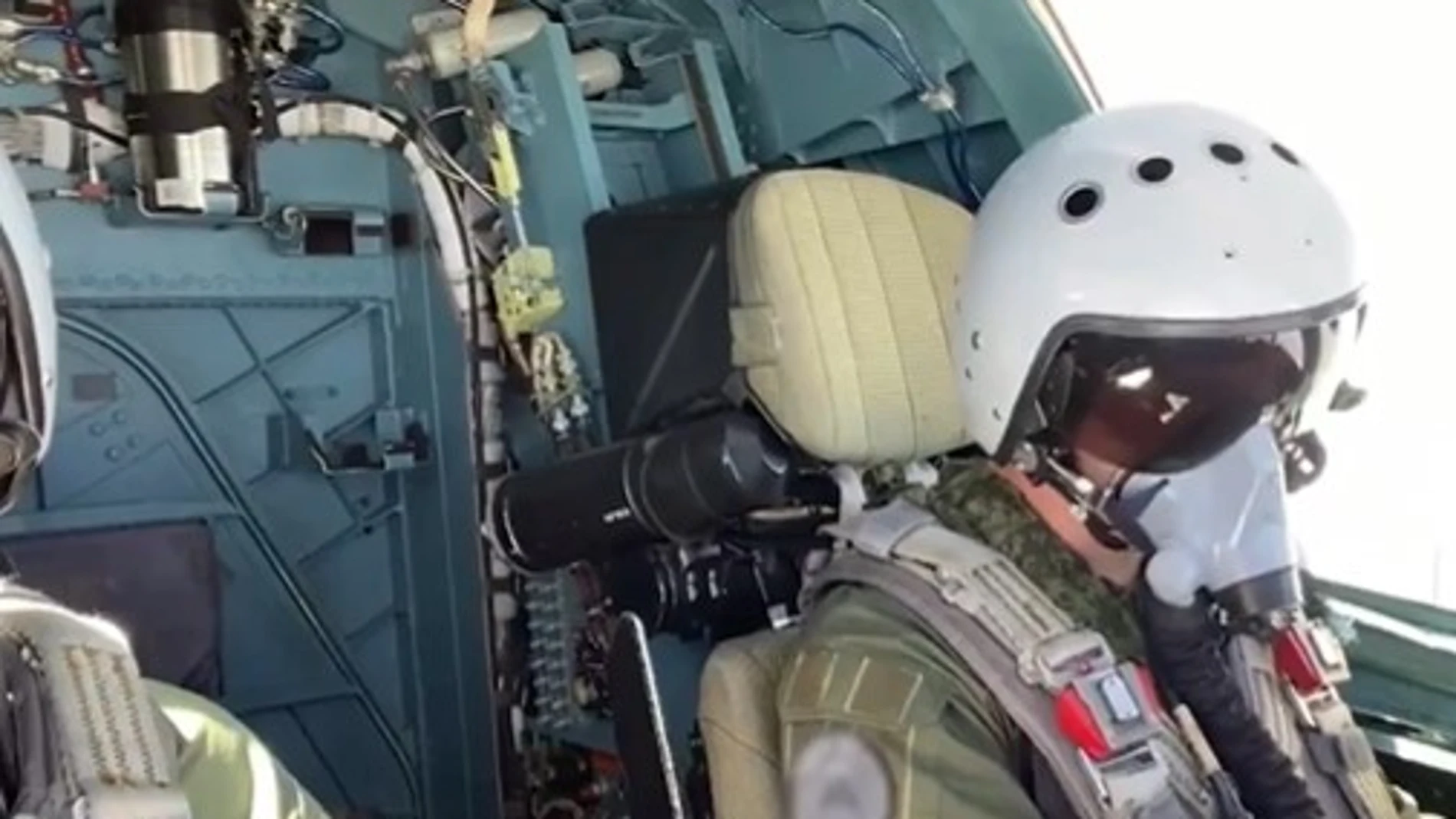 Rusia muestra en un vídeo cómo bombardea a las tropas ucranianas de Kursk desde sus potentes aviones Su-34