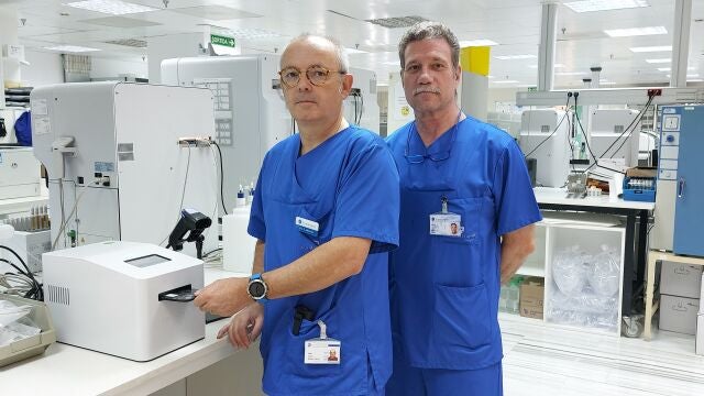 Dr. Carles Alonso-Tarrés y Dr. Jaume Borràs con el analizador PA-100 AST Sysmex, en el laboratorio