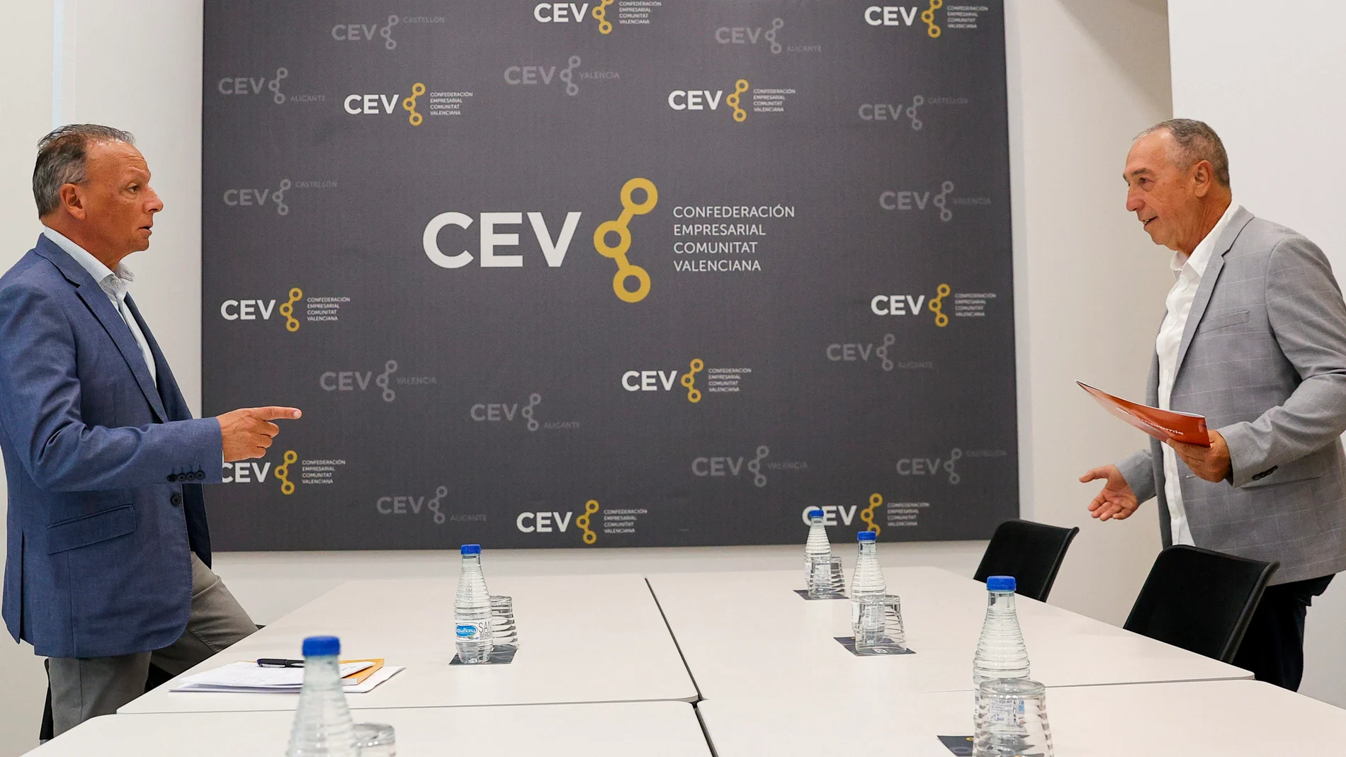 El presidente de la CEV, Salvador Navarro (izda), ayer junto al portavoz de Compromís en Les Corts, Joan Baldoví