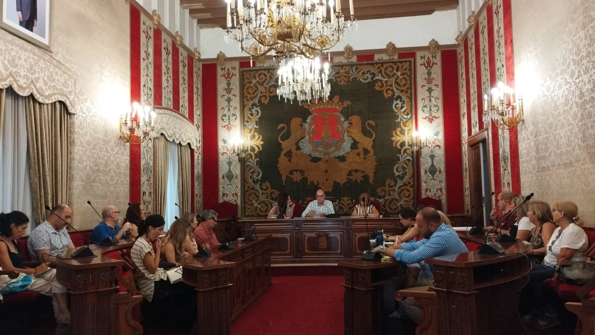 Hoy se ha reunido en el Ayuntamiento de Alicante la comisión delegada del pleno sobre la isla de Tabarca