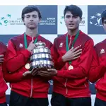 David Ayuela (el capitán), y los jugadores Mario González, Pablo Llamas y Carlos Alcaraz, con la Copa Davis júnior conquistada en 2018
