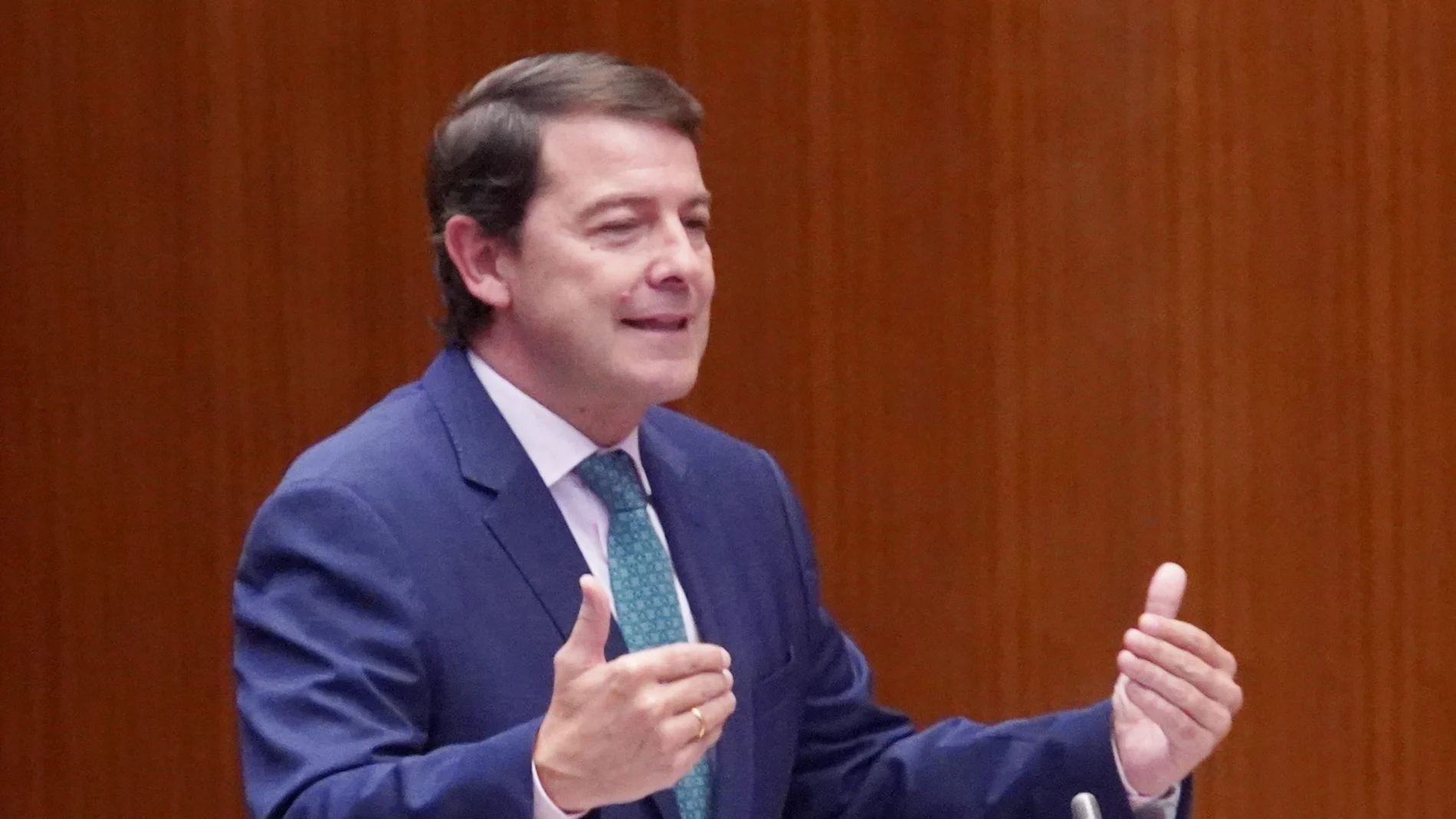 Mañueco, durante uno de sus cara a cara con el socialista Tudanca en las Cortes