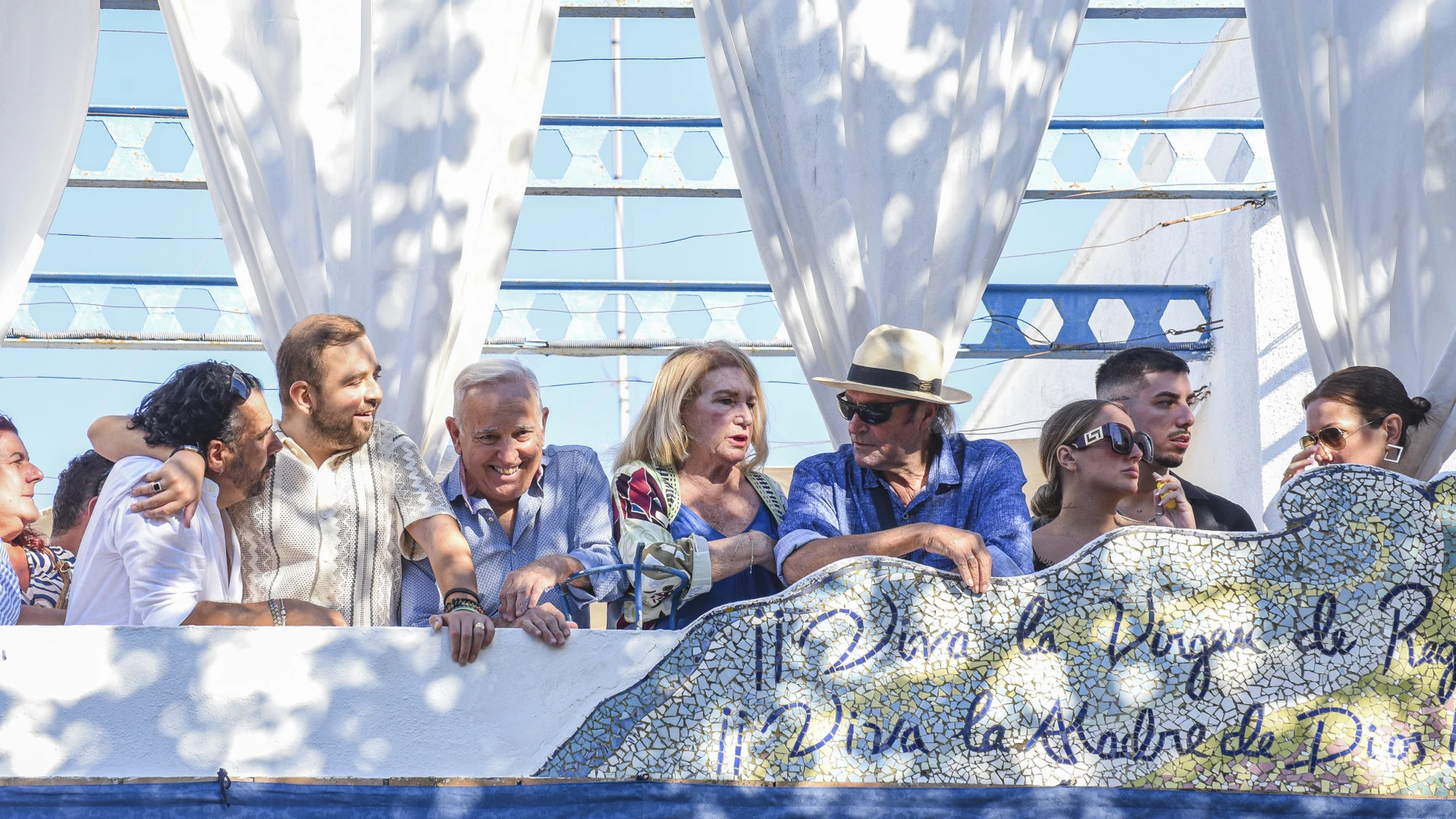 La familia Mohedano durante la procesión de la Virgen de Regla en Chipiona