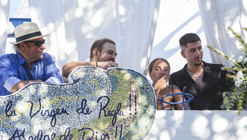 Amador Mohedano, Rocío Flores, David Flores y Manuel Bedmar en la procesión de la Virgen de Regla de Chipiona