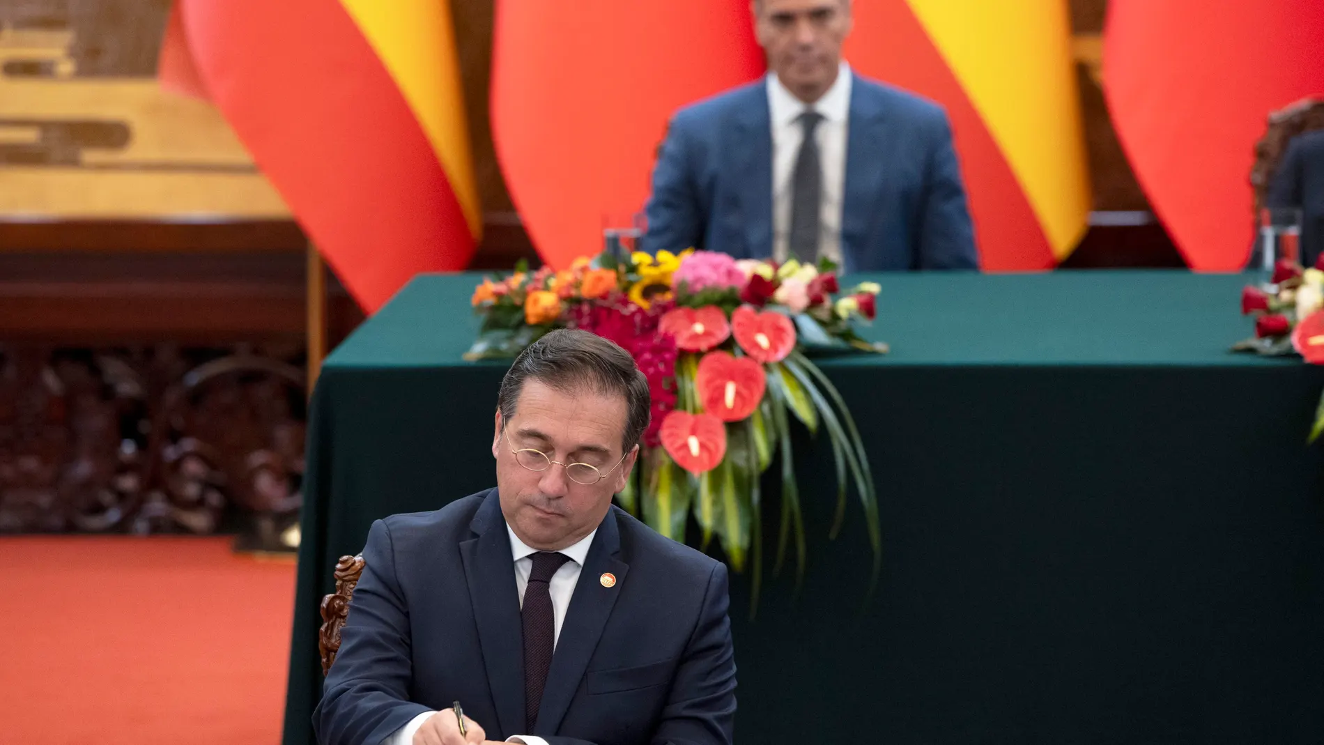Beijing (China), 09/09/2024.- Spain's minister of Foreign Affairs Jose Manuel Albares signs an agreement in presence of Spanish Prime Minister Pedro Sanchez at the Great Hall of the People in Beijing, China, 09 September 2024. Sanchez is visiting China until 11 September 2024, aiming to 'maintain the political momentum of the bilateral relationship, strengthen economic and trade relations and support culture, education and the development of the economy', according to a statement he made on s...