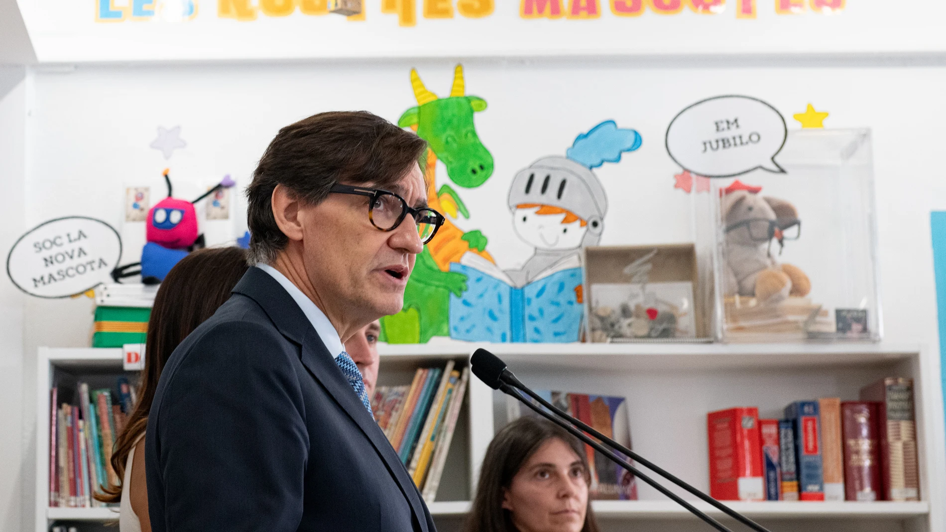 La directora de la escuela Dalí, Sandra Lodeiro Soler, el president de la Generalitat, Salvador Illa, el alcalde de Figueres, Jordi Masquef Creus, y la consellera de Educación, Esther Niubó, visitan la escuela Dalí por el inicio de curso, a 9 de septiembre de 2024, en Figueres, Girona (España). El presidente de la Generalitat, Salvador Illa, ha anunciado que este martes la consellera de Educación, Esther Niubó, llevará a la reunión del Consell Executiu una propuesta para impulsar un acuerdo ...