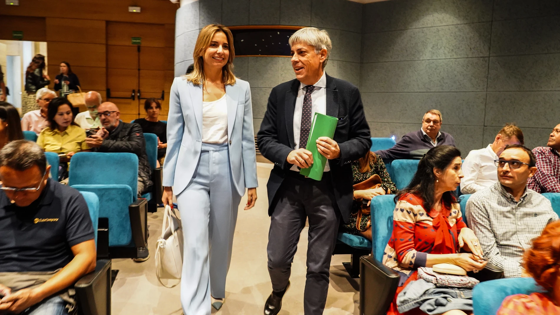 La directora de Acción Exterior de la Junta de Castilla y León, Irene Muñoz, participa en el acto de reconocimiento con motivo del Día del Cooperante 2024. Junto a ella, el delegado territorial de la Junta, Eduardo Diego