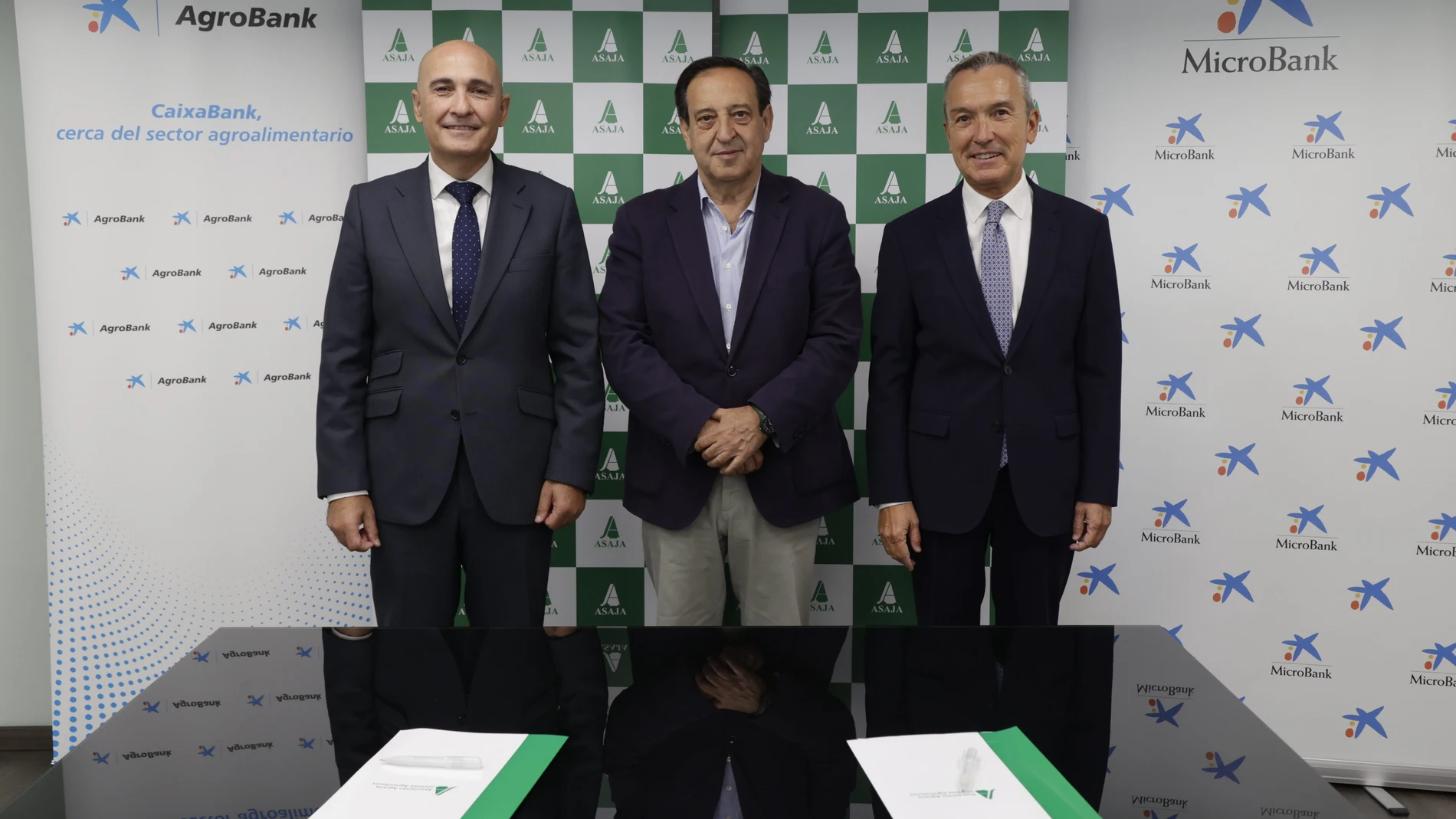 El presidente de MicroBank, Juan Carlos Gallego, el de la Asociación Agraria de Jóvenes Agricultores (Asaja), Pedro Barato, y el director de AgroBank, Jaime Campos, en la firma del convenio CAIXABANK 09/09/2024