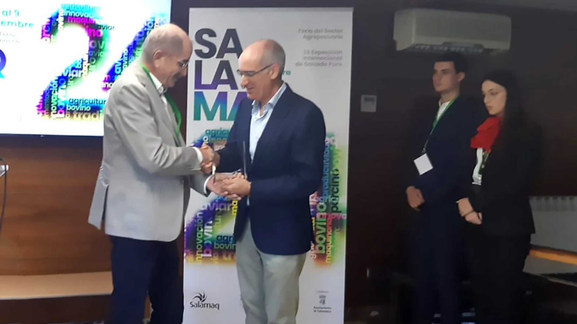 El presidente de la Diputación de Salamanca, Javier Iglesias, entrega el galardón
