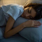 Una joven duerme abrazando una almohada