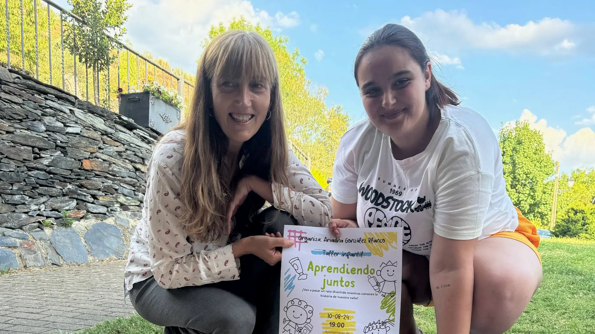 Ariadna González Blanco, estudiante del Grado en Lengua Española y su Literatura en la Universidad de León (ULE) junto a a alcaldesa de Peranzanes en uno de los talleres desarrollados dentro del proyecto titulado ‘Un viaje por la memoria de París: recuperación del dialecto de Fornela y la jerga de los vendedores ambulantes’