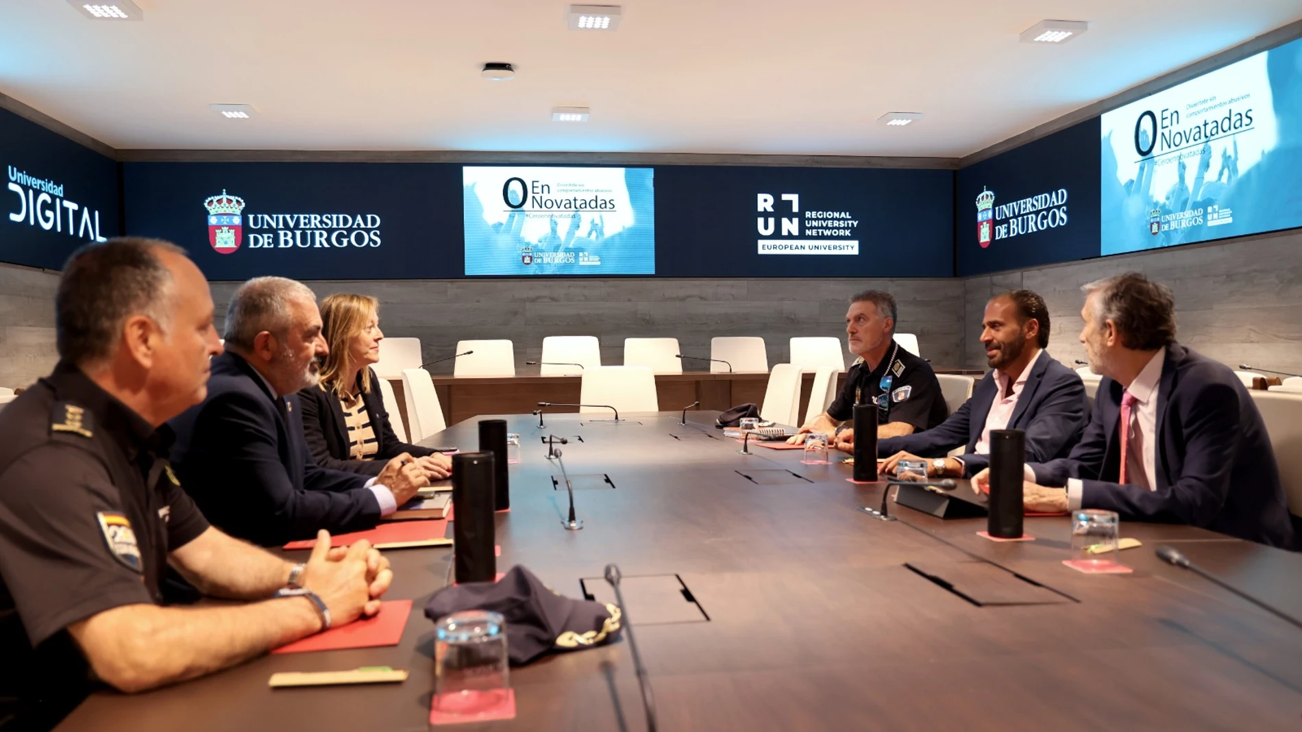 El rector de la UBU, Manuel Pérez Mateos, y la vicerrectora de Estudiantes, Verónica Calderón, se reúnen con policías nacionales y locales además de con el subdelegado del Gobierno, Pedro de la Fuente, y el concejal de Seguridad Ciudadana, Ignacio Peña