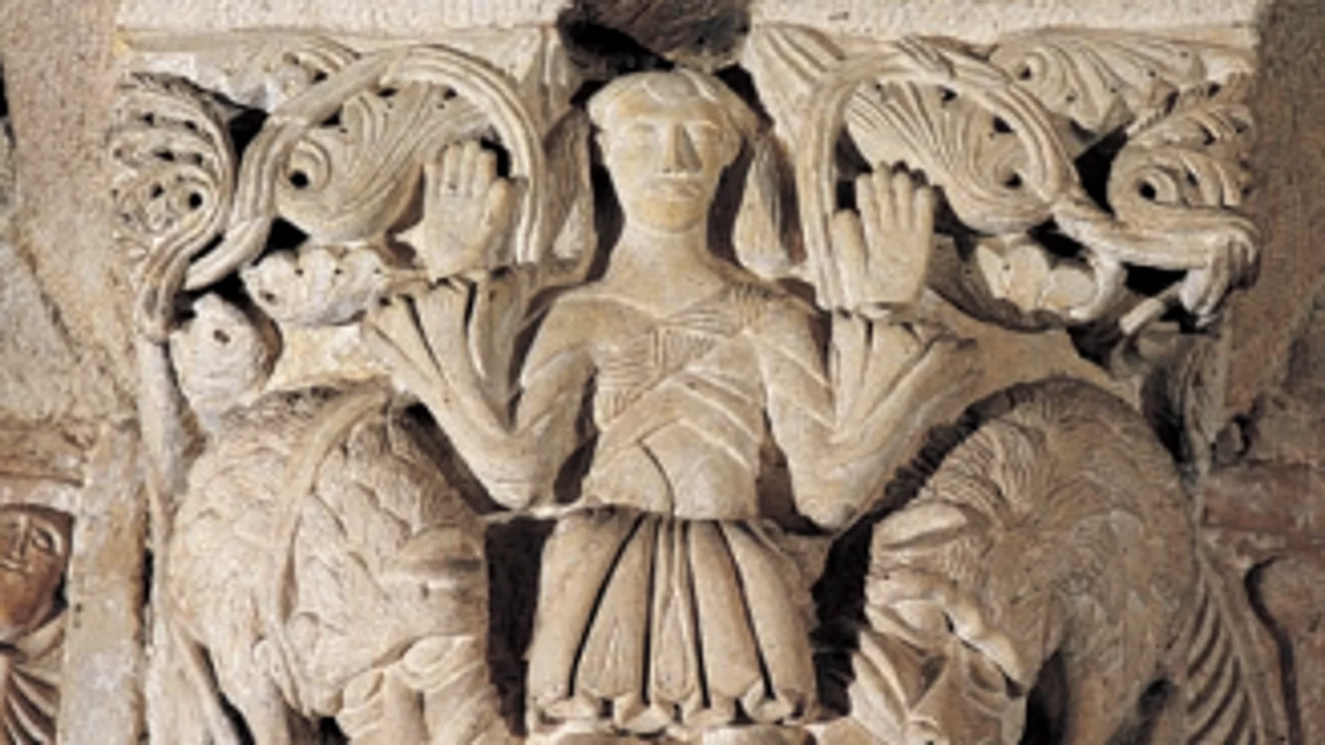 Capitel del arco triunfal en el que se muestra a Daniel en el foso de los leones