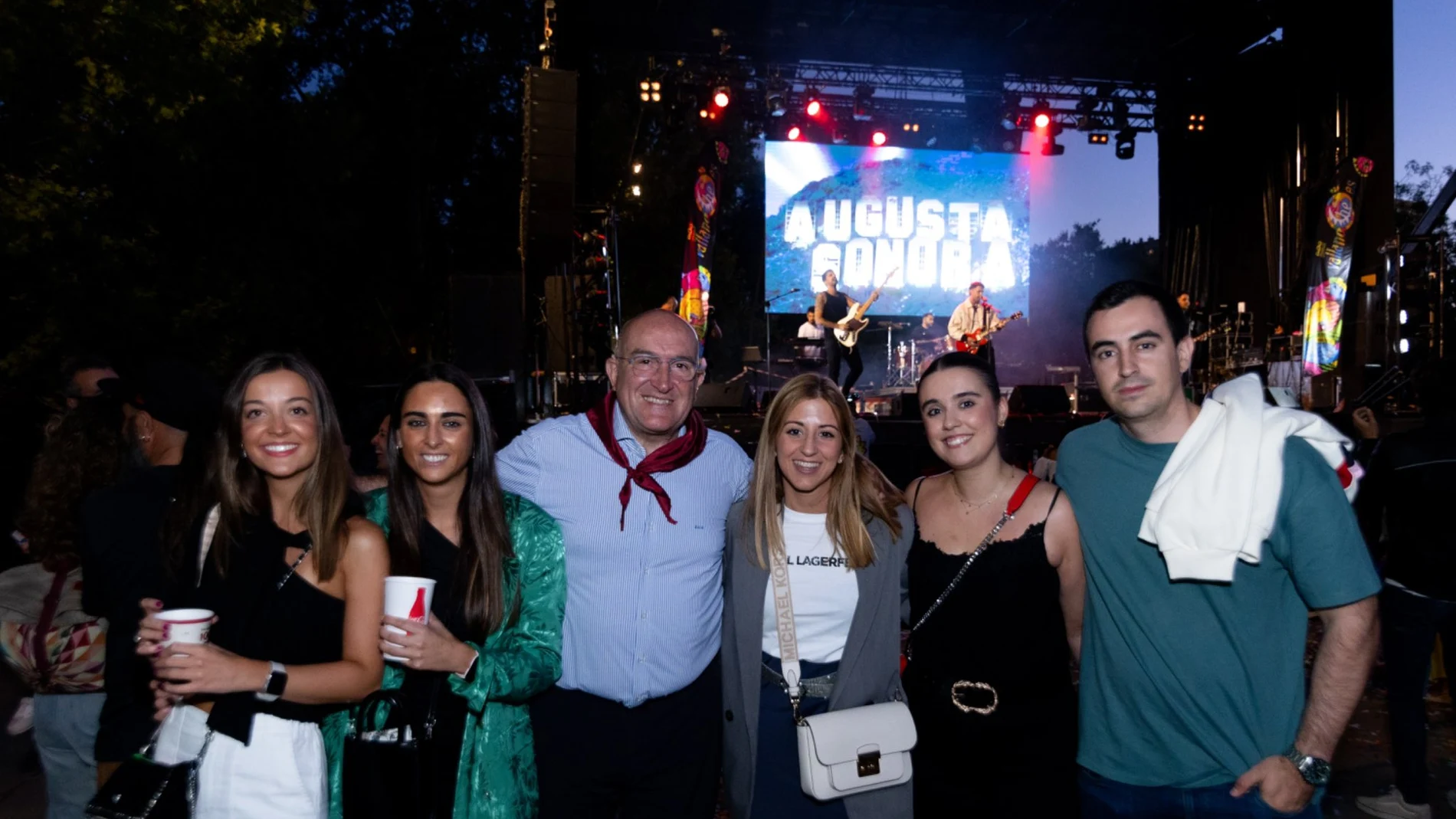 El alcalde de Valladolid, Jesús Julio Carnero, en una de las actividades juveniles junto con la concejala Carolina del Bosque