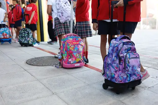 Madrid arranca el curso con más alumnos y docentes, menos pantallas en clase y tensión con la concertada Madrid arranca el curso con más alumnos y docentes, menos pantallas en clase y tensión con la concertada