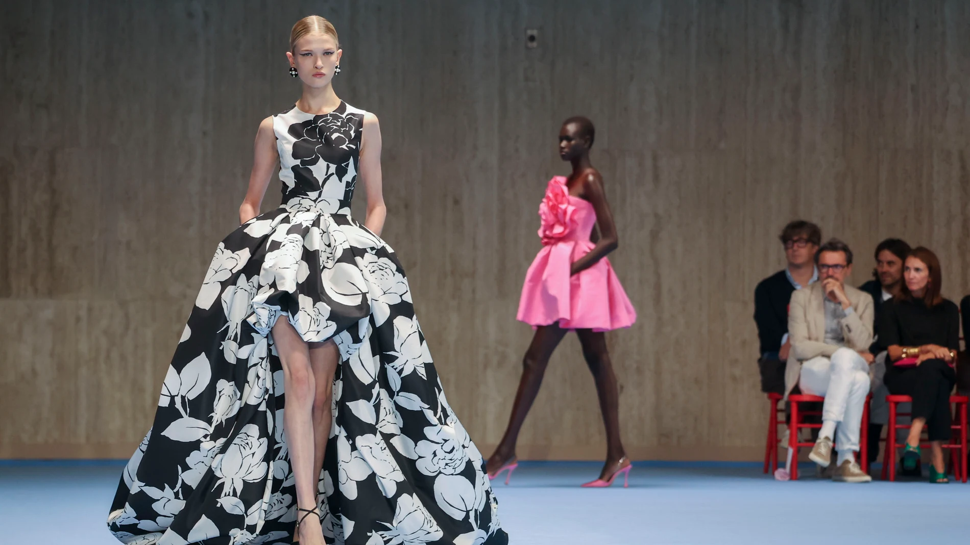 New York (United States), 09/09/2024.- Models present creations by US designer Wes Gordon for Carolina Herrera label during the New York Fashion Week, in New York, New York, USA, 09 September 2024. (Moda, Nueva York) EFE/EPA/SARAH YENESEL