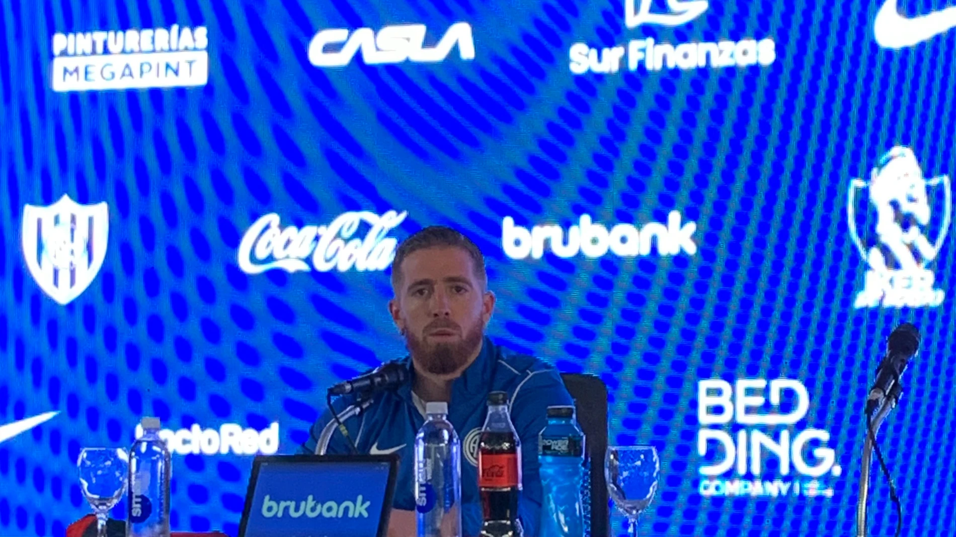 AME7370. BUENOS AIRES (ARGENTINA), 09/09/2024.- El futbolista español Iker Muniain habla durante su presentación como nuevo refuerzo del San Lorenzo este lunes, en Buenos Aires (Argentina). El excapitán del Ahtletic Club de Bilbao Iker Muniain fue presentado este lunes como futbolista del club azulgrana y dijo encontrarse "bien" físicamente como para debutar "cuando el técnico (Leandro Romagnoli) quiera". EFE/ Pablo Duer MEJOR CALIDAD DISPONIBLE