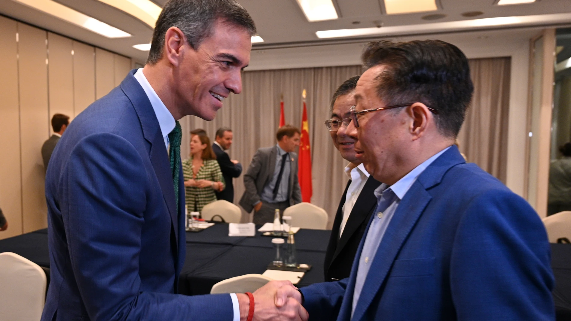 SHANGHÁI (CHINA), 10/09/2024.- El presidente del Gobierno, Pedro Sánchez (i), saluda mientras participa en el Encuentro Empresarial España-China en Shanghái (China) este martes. EFE/ Borja Puig de la Bellacasa/Pool Moncloa SOLO USO EDITORIAL/SOLO DISPONIBLE PARA ILUSTRAR LA NOTICIA QUE ACOMPAÑA (CRÉDITO OBLIGATORIO)