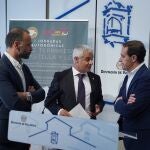 Sebastián Nogales conversa con Conrado Íscar y Pedro Lechuga, tras presentar las jornadas