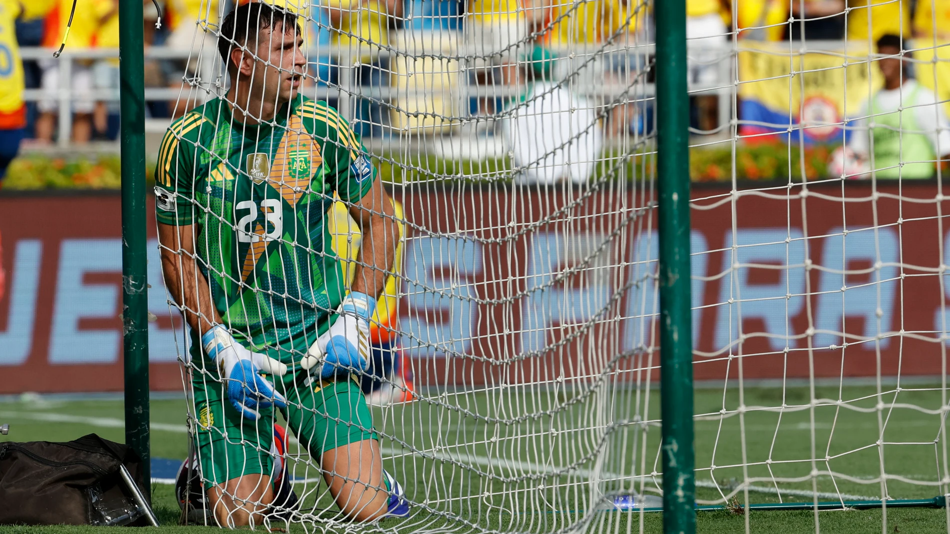 AMDEP6675. BARRANQUILLA (COLOMBIA), 10/09/2024.- Emiliano Martínez portero de Argentina reacciona tras recibir un gol este martes, en un partido de las eliminatorias sudamericanas para el Mundial de 2026 entre Colombia y Argentina en el estadio Metropolitano en Barranquilla (Colombia). EFE/ Mauricio Dueñas Castañeda