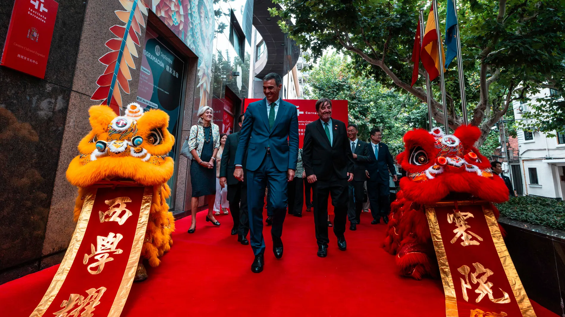 Shanghai (China), 09/09/2024.- Spain's Prime Minister Pedro Sanchez (C) arrives at Instituto Cervantes during his visit to Shanghai, China, 10 September 2024. Sanchez is visiting China until 11 September 2024, aiming to 'maintain the political momentum of the bilateral relationship, strengthen economic and trade relations and support culture, education and the development of the economy', according to a statement he made on social media. (España) EFE/EPA/ALEX PLAVEVSKI