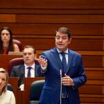 Mañueco interviene en el hemiciclo de las Cortes en presencia de Isabel Blanco y Ricardo Gavilanes, entre otros