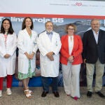 Una línea roja recorre el Hospital Universitario La Paz para concienciar a los pacientes que han sufrido un infarto de miocardio sobre la importancia de reducir su colesterol LDL para evitar un nuevo infarto