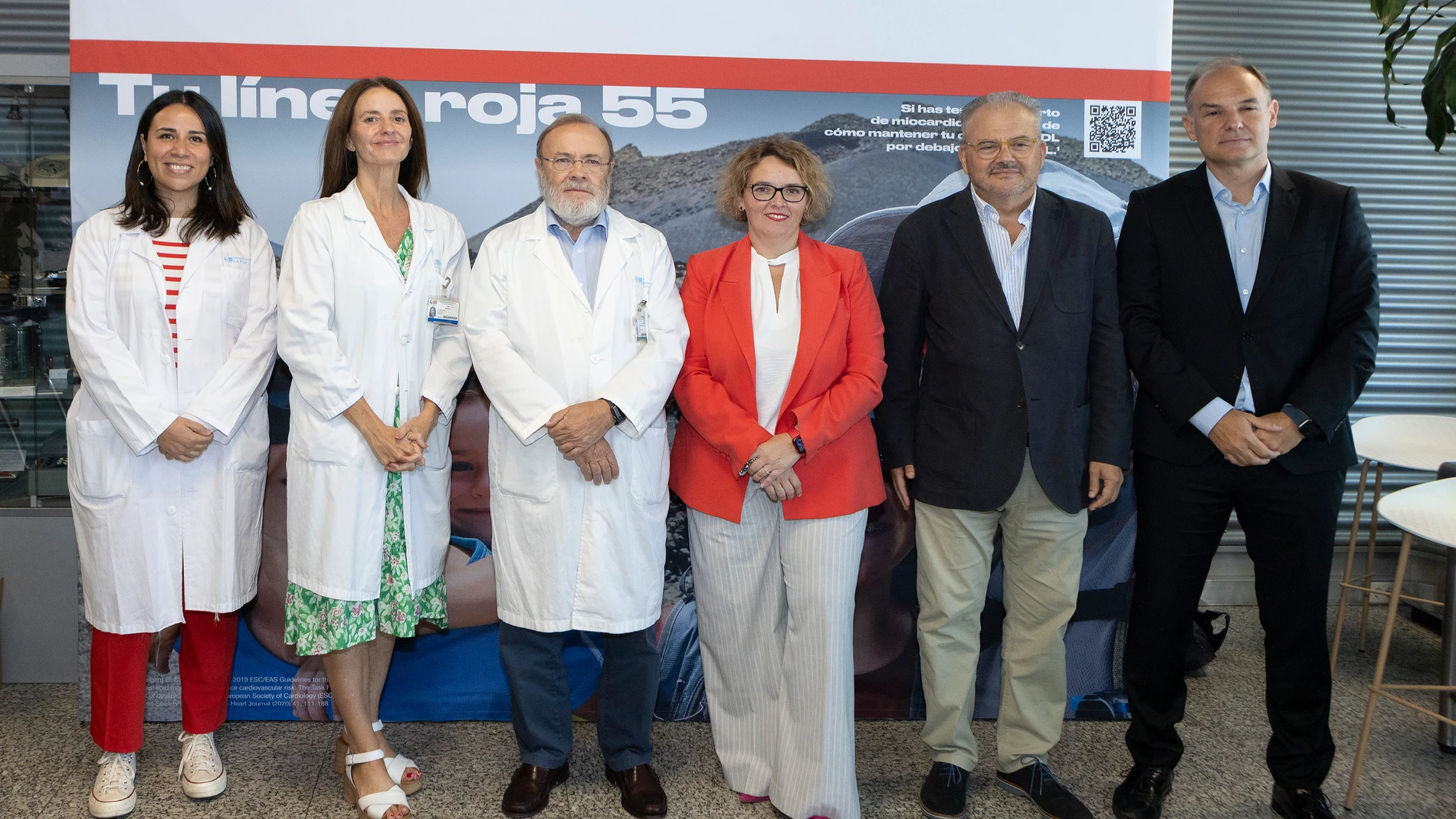 Una línea roja recorre el Hospital Universitario La Paz para concienciar a los pacientes que han sufrido un infarto de miocardio sobre la importancia de reducir su colesterol LDL para evitar un nuevo infarto