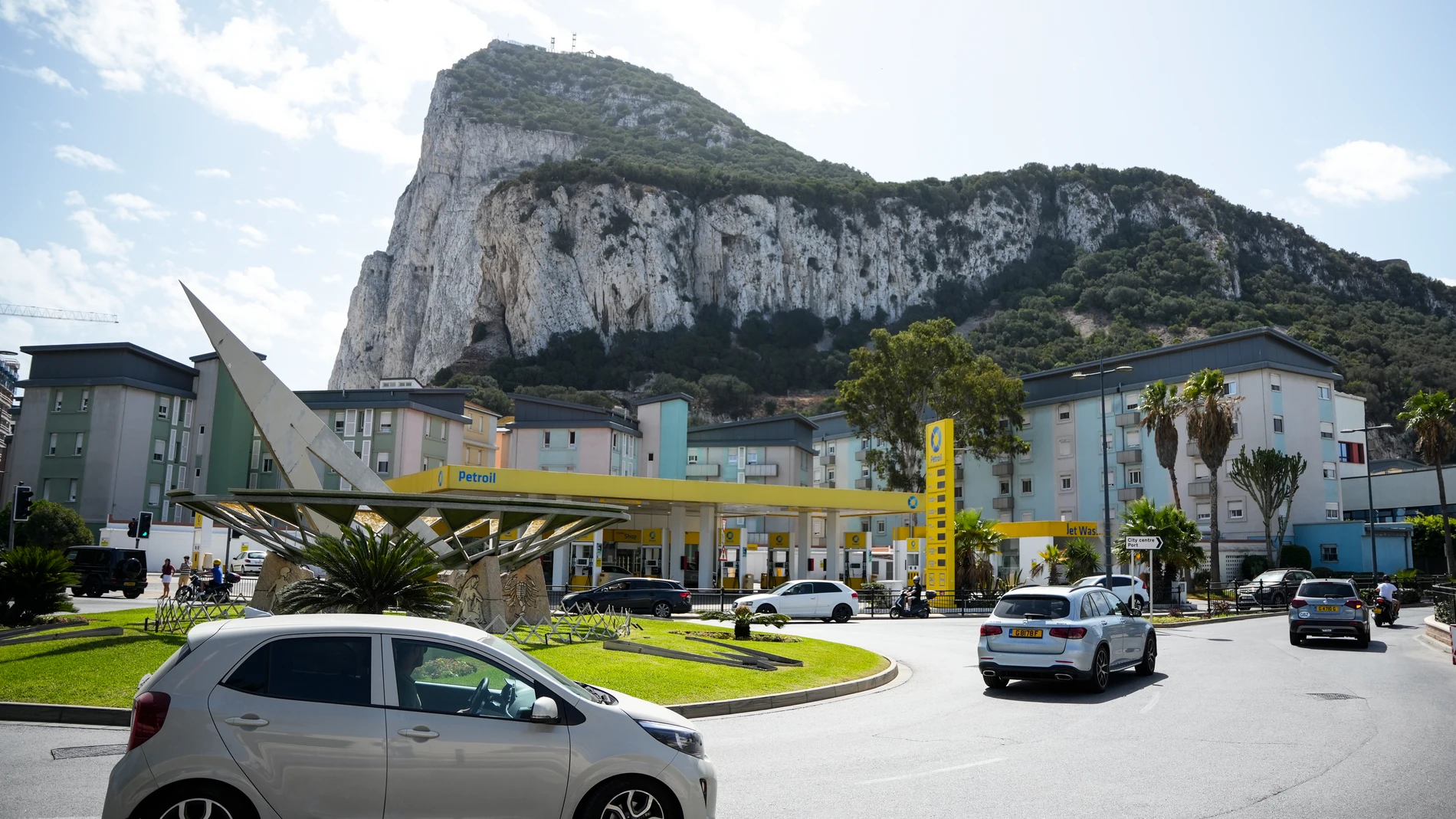 Detalle del aeropuerto en el día previo del National Day en Gibraltar, a 9 de septiembre de 2024 en Gibraltar. La Fiesta de Gibraltar, que se celebra anualmente el 10 de septiembre, es una de las dos fiestas locales oficiales del territorio de ultramar británica de Gibraltar. Esta fiesta conmemora el primer referéndum sobre la soberanía de Gibraltar de 1967, en el que a los electores de Gibraltar se les preguntó si deseaban pasar ya sea bajo la soberanía española, o permanecer bajo la adminis...
