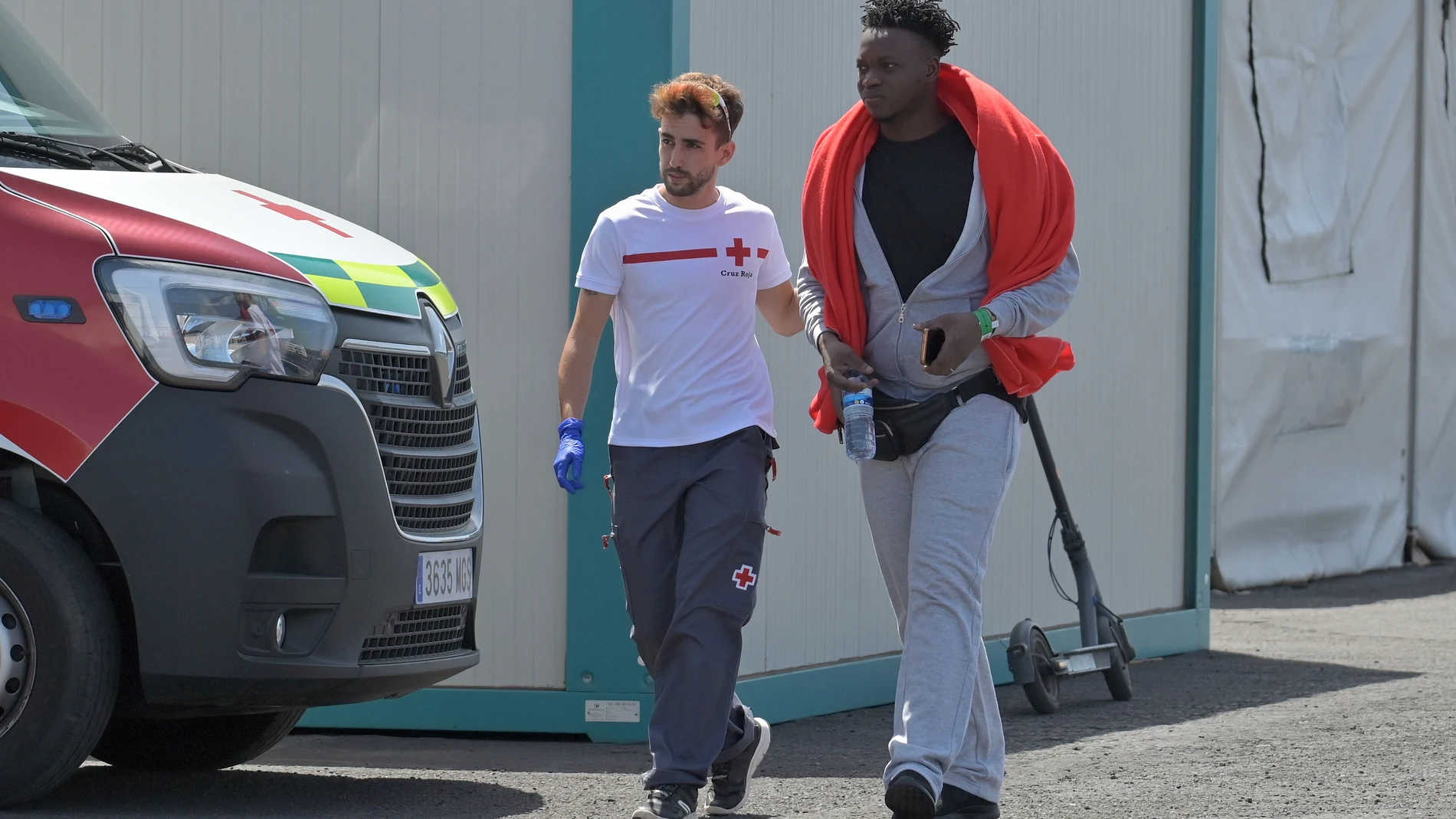 EL PINAR (EL HIERRO) (ESPAÑA), 10/09/2024.- 64 personas inmigrantes han llegado por sus propios medios en la tarde de este martes, al puerto de La Restinga, en el municipio de El Pinar, en la isla de El Hierro, donde han sido atendidos por los equipos de emergencia. EFE/ Gelmert Finol