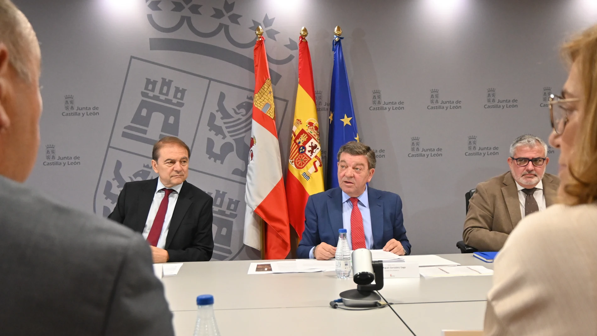 El consejero de la Presidencia, Luis Miguel González Gago preside la reunión del Consejo de Cooperación Local