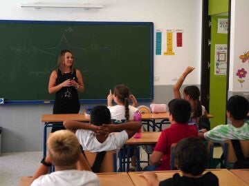 Ni&ntilde;os en el aula en su primer d&iacute;a de clase tras la vacaciones de verano, a 10 de septiembre de 2024, en M&aacute;laga, Andaluc&iacute;a (Espa&ntilde;a). Hoy arranca el nuevo curso escolar para los alumnos de Infantil, Primaria y Educaci&oacute;n Especial en Andaluc&iacute;a. Un total de 717.024 estudiantes retoman sus clases en 2.741 centros educativos repartidos por toda la geograf&iacute;a andaluza. Este regreso marca el inicio del calendario escolar en la regi&oacute;n, con miles de familias preparando el retorno a la rutina acad&eacute;mica1...