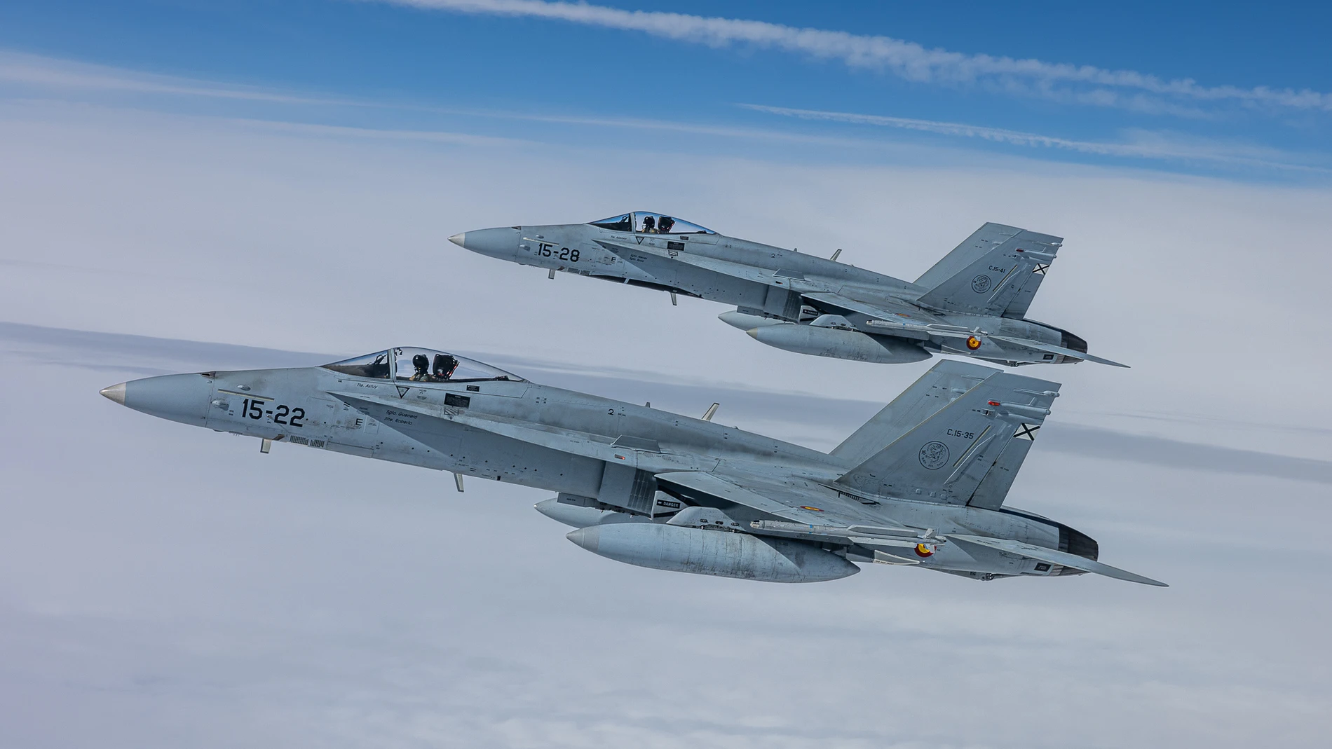 Dos cazas F-18 del Ala 15