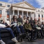 Pacientes con ELA frente a las puertas del Congreso para pedir la tramitación de la ley que asegure la atención a los enfermos