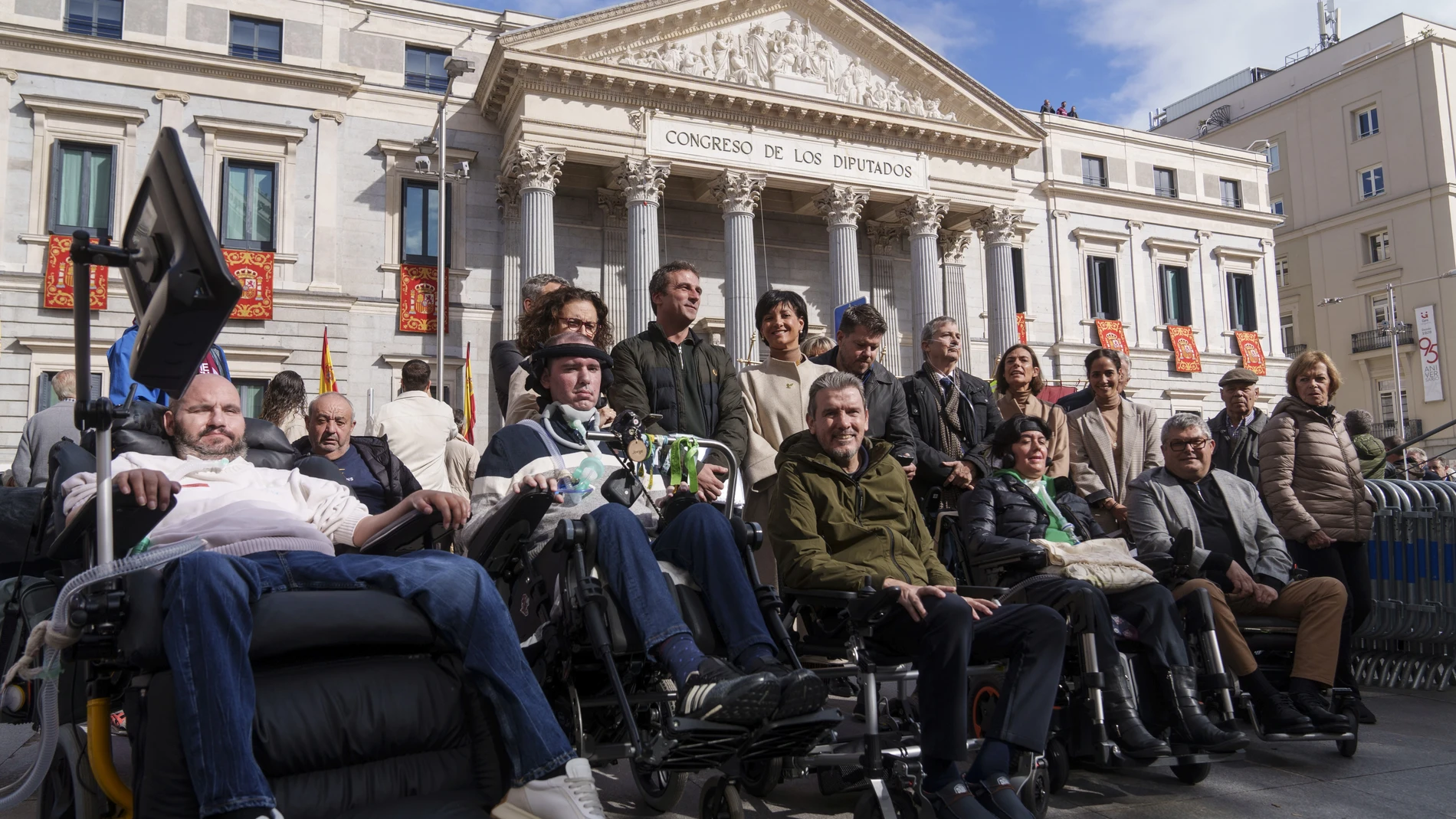 Pacientes con ELA frente a las puertas del Congreso para pedir la tramitación de la ley que asegure la atención a los enfermos