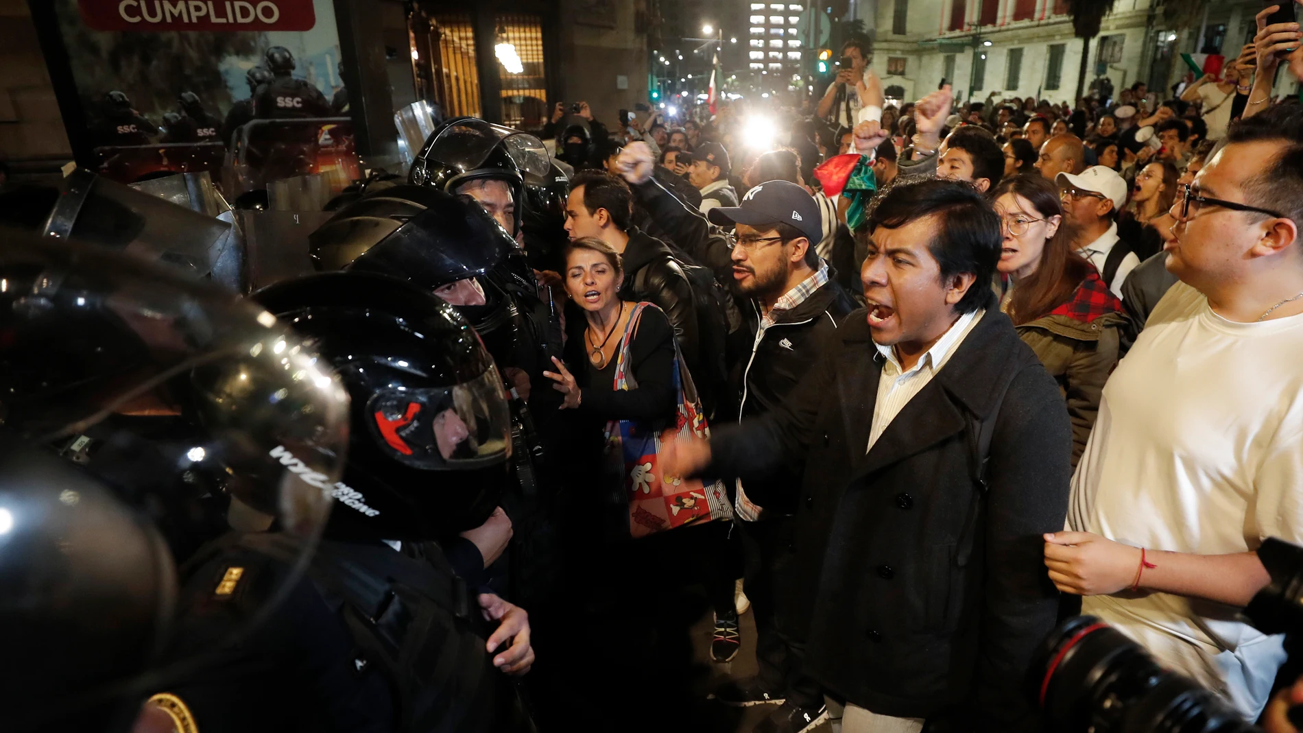 MEX8435. CIUDAD DE MÉXICO (MÉXICO), 10/09/2024.- Manifestantes en contra de la reforma al poder judicial se enfrentan con policías en los alrededores de la sede alterna de Xicohténcatl de la Cámara de Senadores este martes, en Ciudad de México (México). El presidente de la Cámara alta del Congreso mexicano, Gerardo Fernández Noroña avisó a los legisladores que la sesión se trasladará a la casona de Xicotencátl, antigua sede del Senado, para continuar con la discusión y aprobación de la reform...
