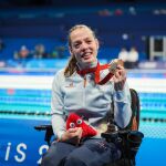 La nadadora burgalesa Marta Fernández, con una de las medallas conseguidas en Paris