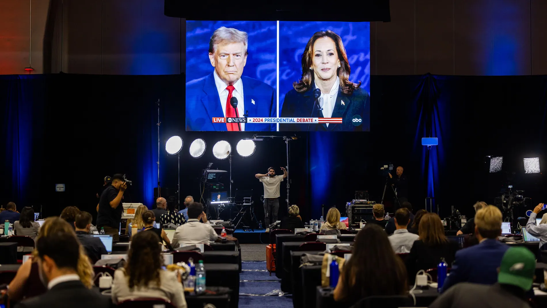 Philadelphia (United States), 10/09/2024.- Former US President Donald Trump and current Vice President Kamala Harris are seen on a large television during their presidential debate in the debate's press file in Philadelphia, Pennsylvania, USA, 10 September 2024. The two candidates faced off for 90 minutes in their only planned debate of the 2024 presidential election. (Filadelfia) EFE/EPA/JIM LO SCALZO