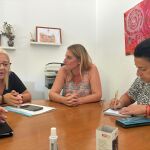 La concejala de Educación (centro), Mari Carmen de España, se ha reunido con la dirección del centro del Colegio Público Voramar de Alicante