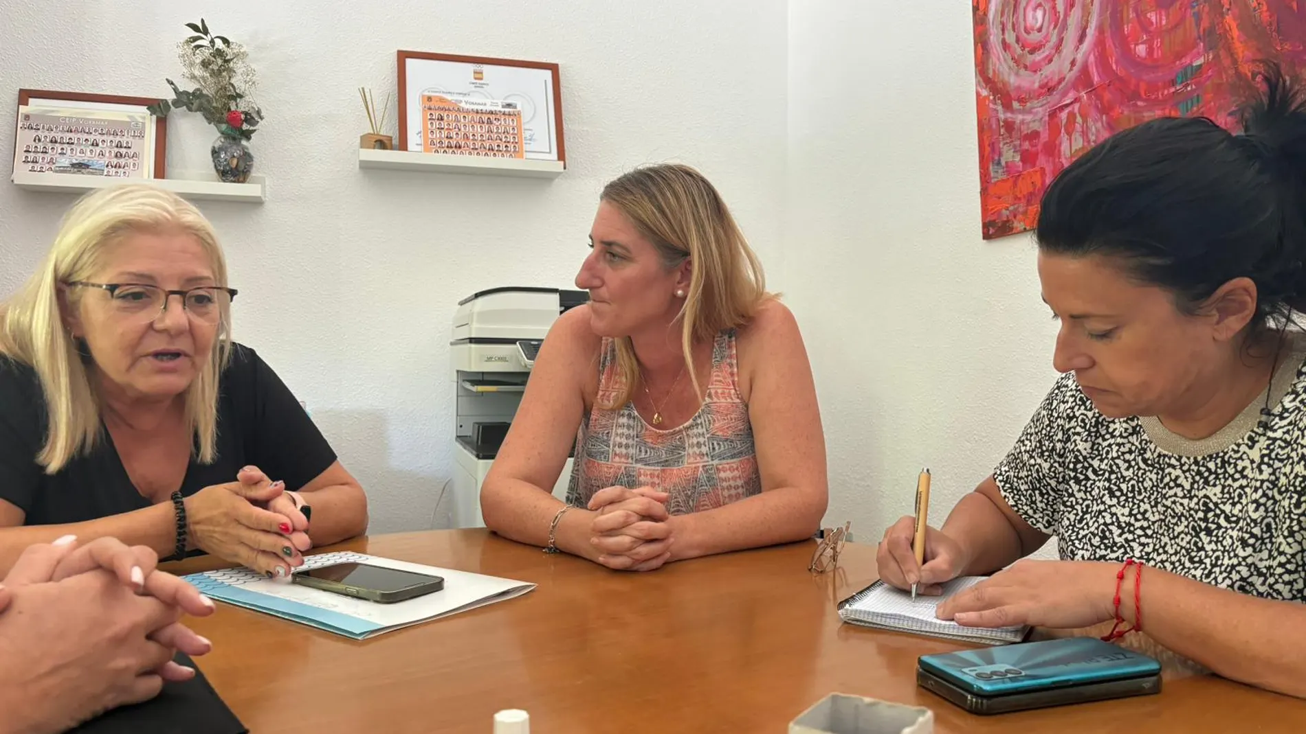La concejala de Educación (centro), Mari Carmen de España, se ha reunido con la dirección del centro del Colegio Público Voramar de Alicante