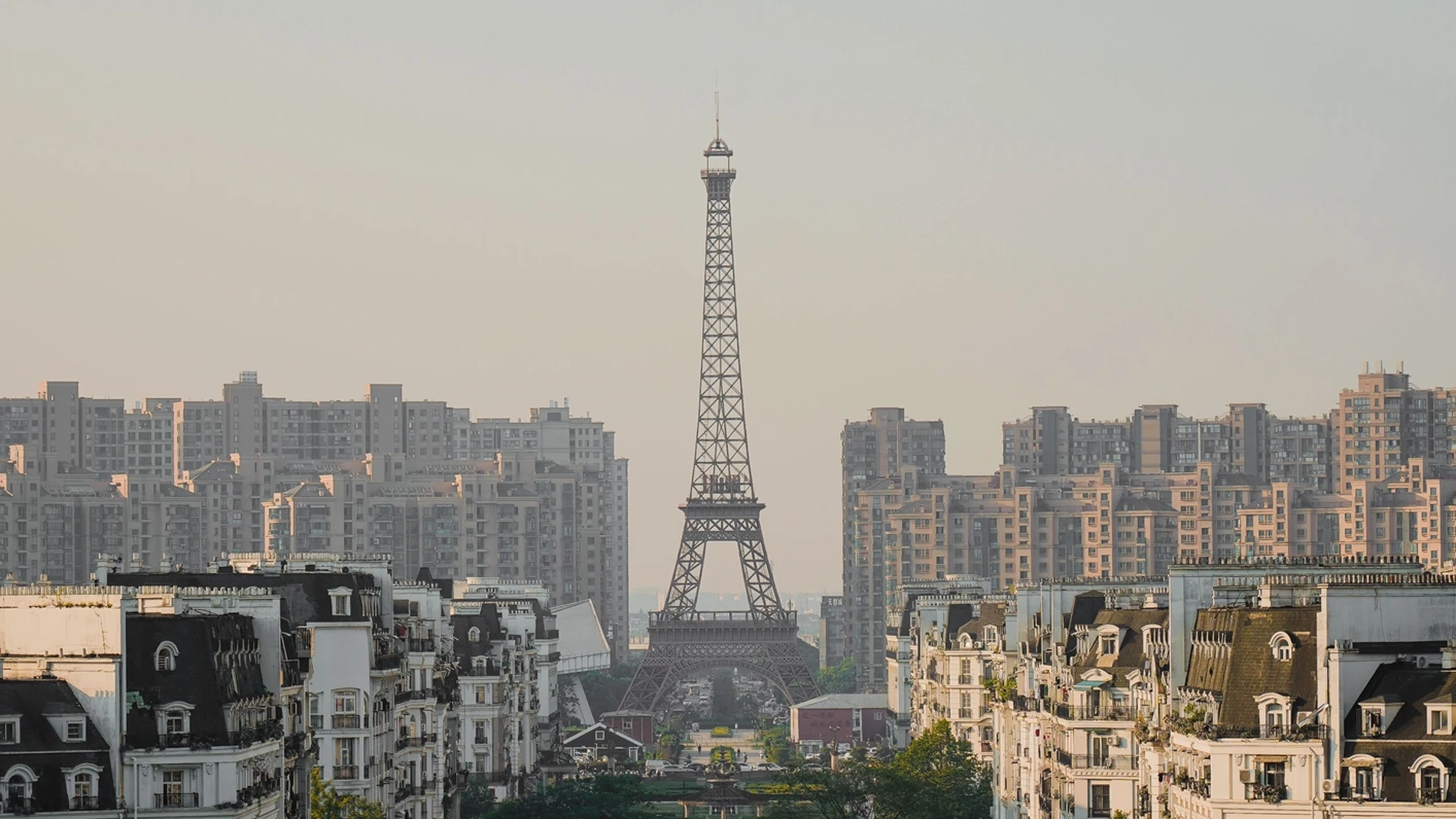 La ciudad de Tianducheng, en China, es una réplica exacta de París, pues cuenta además con su Torre Eiffel o Campos Elíseos