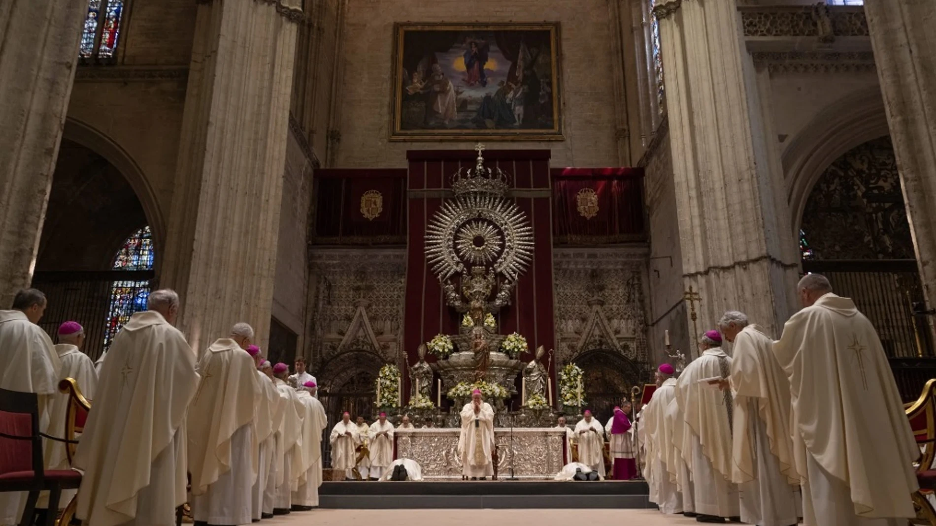 Celebración litúrgica delante del altar de plata. REMITIDA / HANDOUT por CATEDRAL DE SEVILLA Fotografía remitida a medios de comunicación exclusivamente para ilustrar la noticia a la que hace referencia la imagen, y citando la procedencia de la imagen en la firma 11/09/2024