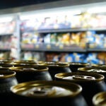 Latas de cerveza en el supermercado